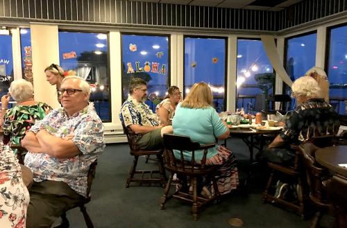 Diners enjoying Hawaiian music and great food.